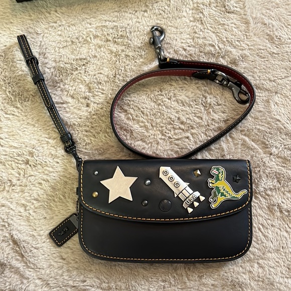 Coach 1941 souvenir wristlet/crossbody 3 charms included on bag GUC RARE 🚨 - Picture 14 of 16